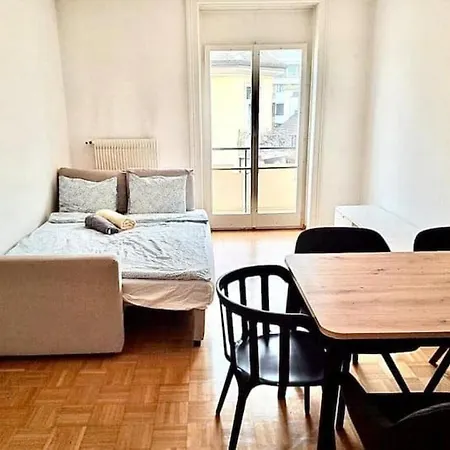 3 Center Flat, Hb Konrad *