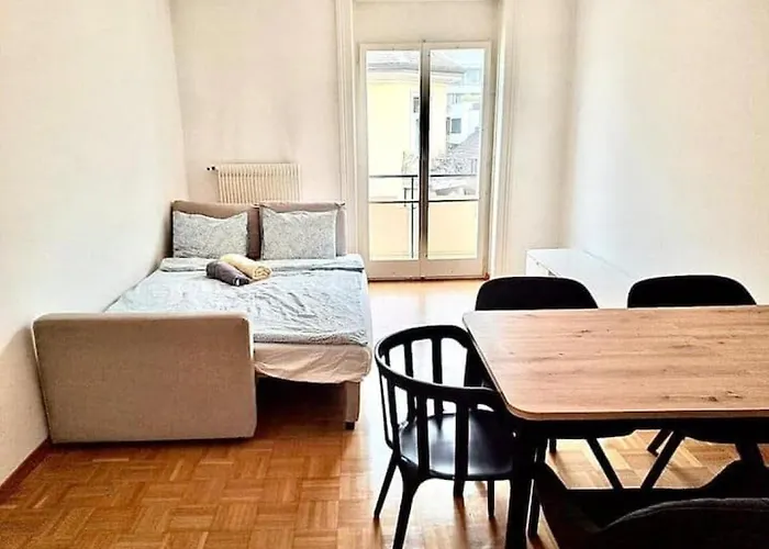 3 Center Flat, Hb Konrad *