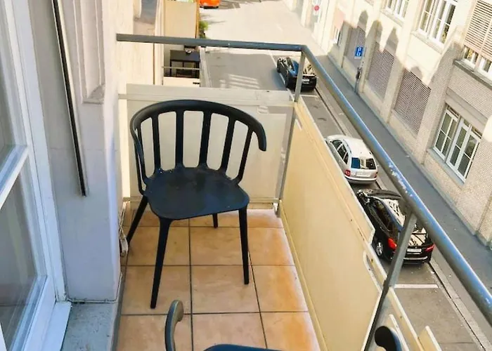 3 Center Flat, Hb Konrad *